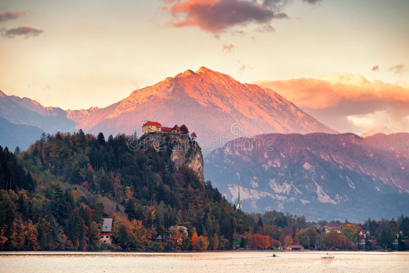 La Slovénie pittoresque, le lac saigné et la ville au coucher du soleil photo stock La Slovénie pittoresque, le lac saigné et la ville au coucher du soleil photo stock