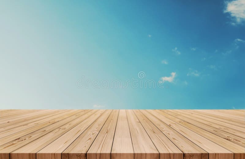 La sobremesa de madera en el cielo azul y el blanco de la pendiente se nubla el fondo también utilizado para la exhibición o el m imagen de archivo La sobremesa de madera en el cielo azul y el blanco de la pendiente se nubla el fondo también utilizado para la exhibición o el m imagen de archivo