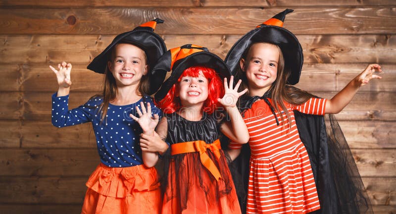 La soeur drôle d'enfants jumelle la fille dans le costume de sorcière dans Halloween photos stock La soeur drôle d'enfants jumelle la fille dans le costume de sorcière dans Halloween photos stock