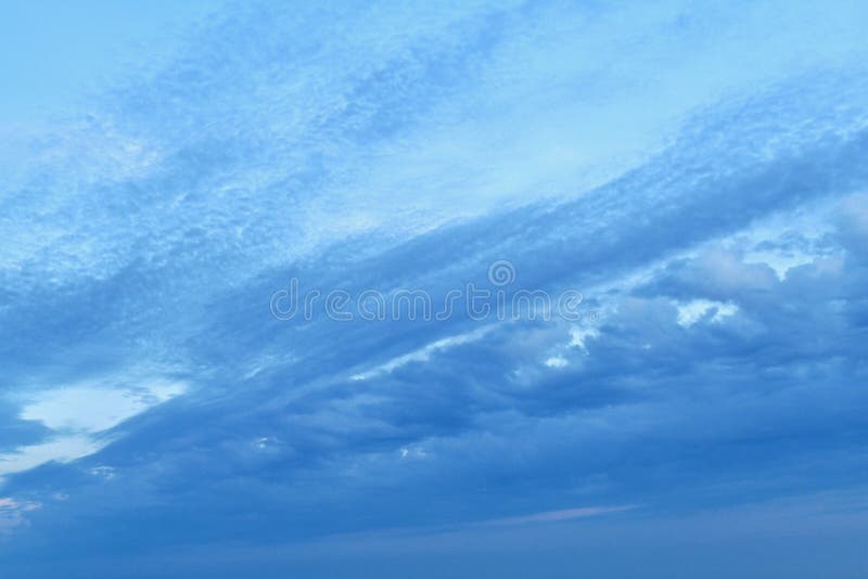 La soirée, ou le matin, est légèrement sombre et obscurci, mais lumineux images stock La soirée, ou le matin, est légèrement sombre et obscurci, mais lumineux images stock