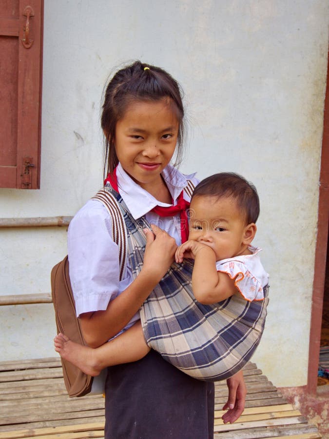 La sorella del Laos ciao suo fratello e va a scuola, viaggia nel Va immagine stock La sorella del Laos ciao suo fratello e va a scuola, viaggia nel Va immagine stock