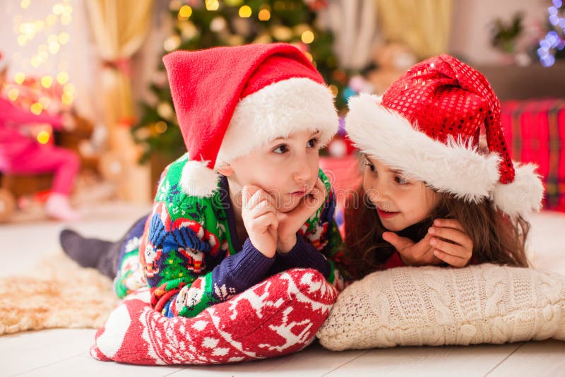 Regali Di Natale Fratello.Fratello E Sorella Felici Con I Regali Nella Notte Di Natale Immagine Stock Immagine Di Ragazzo People 67147221