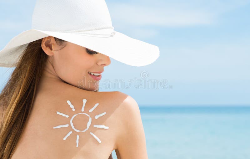 La spalla della donna attinta Sun con la crema di protezione di Sun immagine stock libera da diritti La spalla della donna attinta Sun con la crema di protezione di Sun immagine stock libera da diritti