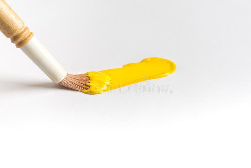 La spazzola disegna una linea di pittura gialla immagini stock La spazzola disegna una linea di pittura gialla immagini stock