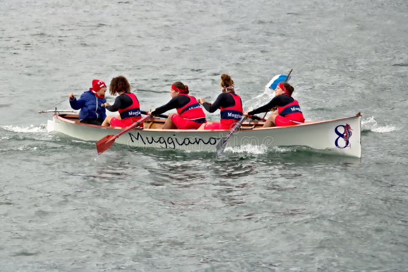 La Spezia, Ligurie, Italie 03/17/2019 Palio del Golfo ?quipage de femmes R?gate maritime traditionnelle image libre de droits La Spezia, Ligurie, Italie 03/17/2019 Palio del Golfo ?quipage de femmes R?gate maritime traditionnelle image libre de droits