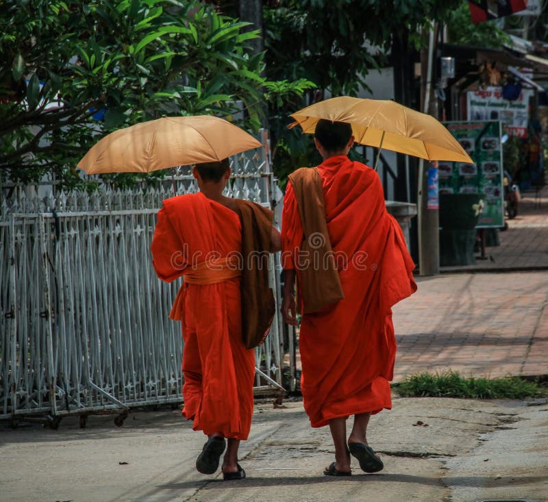 La spezia luminosa tipica ha colorato l'abito buddista, Luang Prabang, la provincia di Luang Prabang, Laos, fotografia stock La spezia luminosa tipica ha colorato l'abito buddista, Luang Prabang, la provincia di Luang Prabang, Laos, fotografia stock