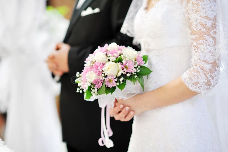 La sposa che tiene la bella cerimonia nuziale fiorisce il mazzo fotografie stock libere da diritti La sposa che tiene la bella cerimonia nuziale fiorisce il mazzo fotografie stock libere da diritti