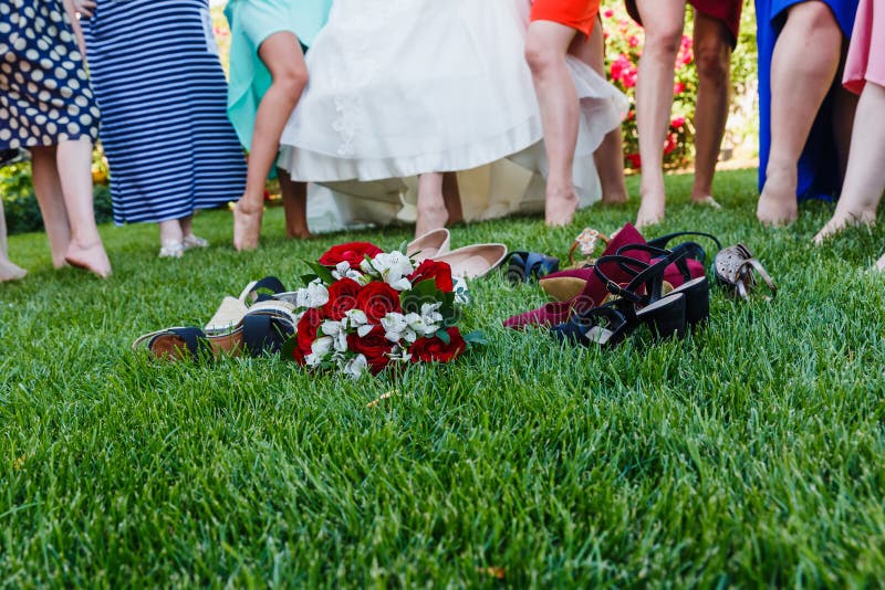 La sposa e l'amica della sposa su una passeggiata fotografie stock libere da diritti La sposa e l'amica della sposa su una passeggiata fotografie stock libere da diritti