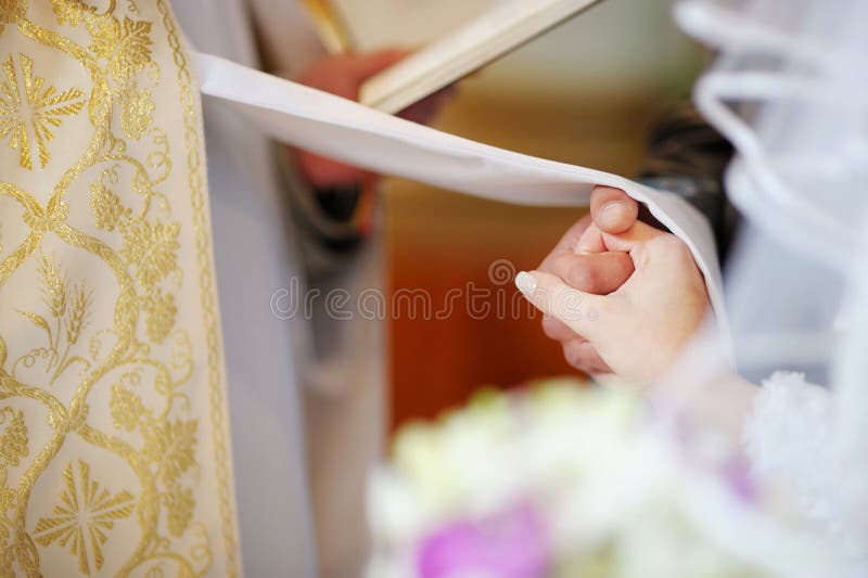 La sposa e lo sposo stanno tenendo le mani di ciascuno immagini stock La sposa e lo sposo stanno tenendo le mani di ciascuno immagini stock