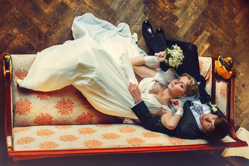 Невеста пока муж. Невеста лежит. Уставшая невеста. Усталая невеста. Невеста на коленях.