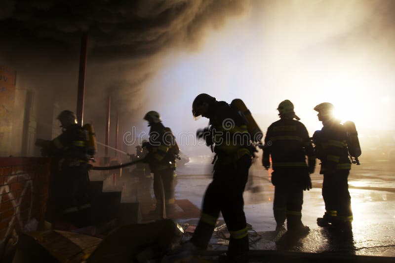 La squadra di vigili del fuoco che combattono con il fuoco