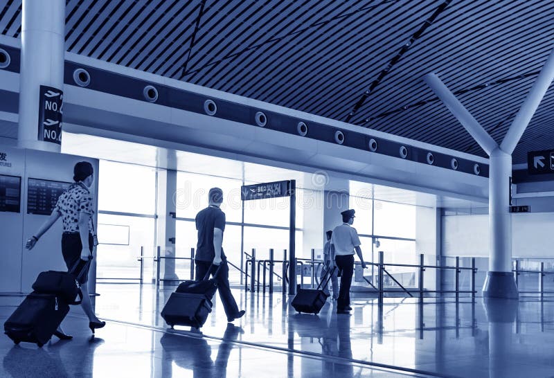 La squadra nel salotto dell'aeroporto di Shanghai Pudong all'aeroporto immagini stock La squadra nel salotto dell'aeroporto di Shanghai Pudong all'aeroporto immagini stock