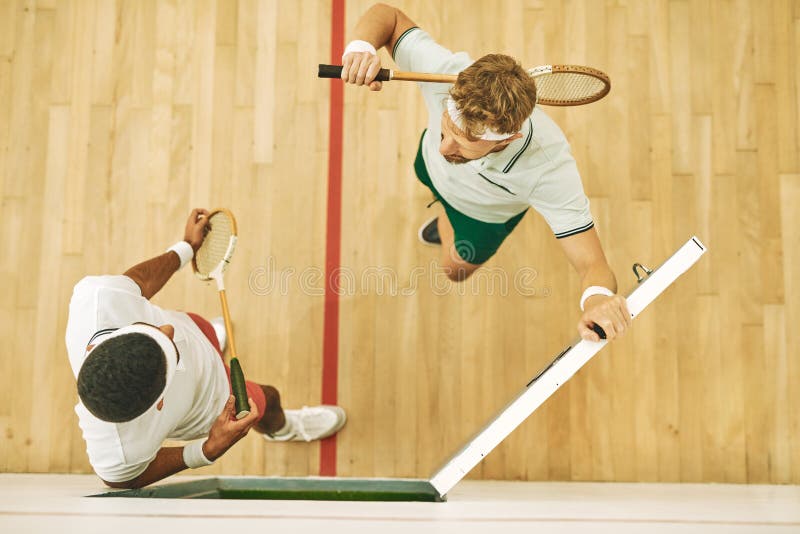 La squash deportiva y los hombres por encima con discusiones y planeación como equipo de desafío de la competencia. Baloncestistas fotos de archivo libres de regalías