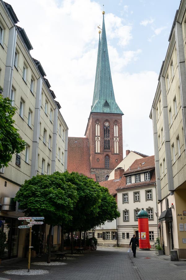 La st Nicholas Church e Nikolaiviertel Nicholas Quarter della st Nikolai-Kirche nel centro storico della città fotografia stock libera da diritti La st Nicholas Church e Nikolaiviertel Nicholas Quarter della st Nikolai-Kirche nel centro storico della città fotografia stock libera da diritti