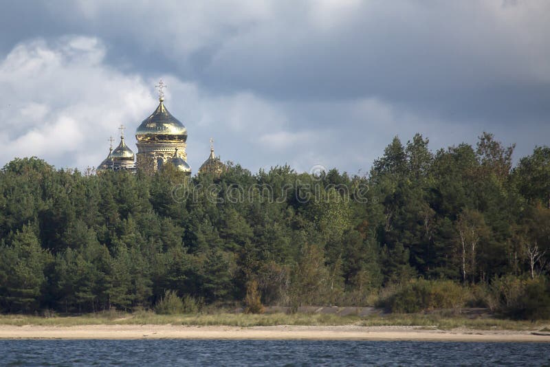 La st Nicholas Orthodox Naval Cathedral di Liepaja immagini stock libere da diritti La st Nicholas Orthodox Naval Cathedral di Liepaja immagini stock libere da diritti