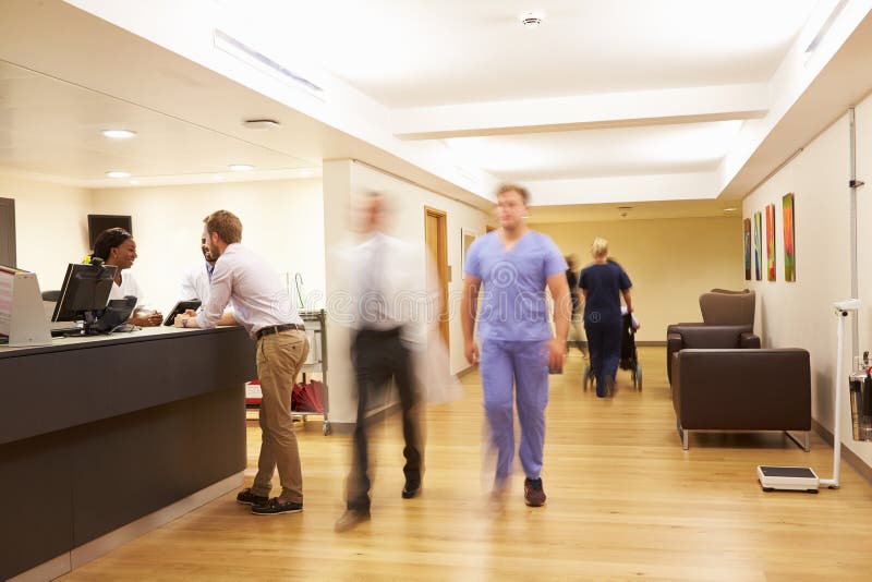 La station de l'infirmière occupée dans l'hôpital moderne images libres de droits La station de l'infirmière occupée dans l'hôpital moderne images libres de droits