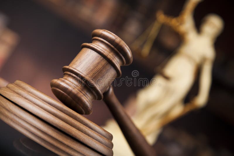 La statua antica della giustizia, legge, prenota il fondo fotografia stock libera da diritti La statua antica della giustizia, legge, prenota il fondo fotografia stock libera da diritti