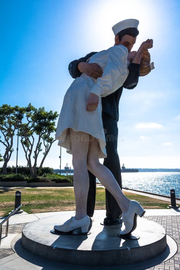 La statua baciante a San Diego, California immagine stock La statua baciante a San Diego, California immagine stock