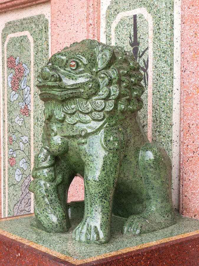 La statua cinese di arte del leone è simbolo in tempio fotografie stock libere da diritti La statua cinese di arte del leone è simbolo in tempio fotografie stock libere da diritti