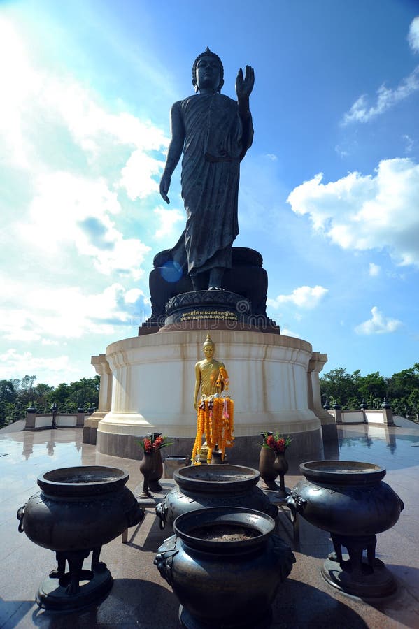 La statua di Buddha nel parco immagine stock libera da diritti La statua di Buddha nel parco immagine stock libera da diritti