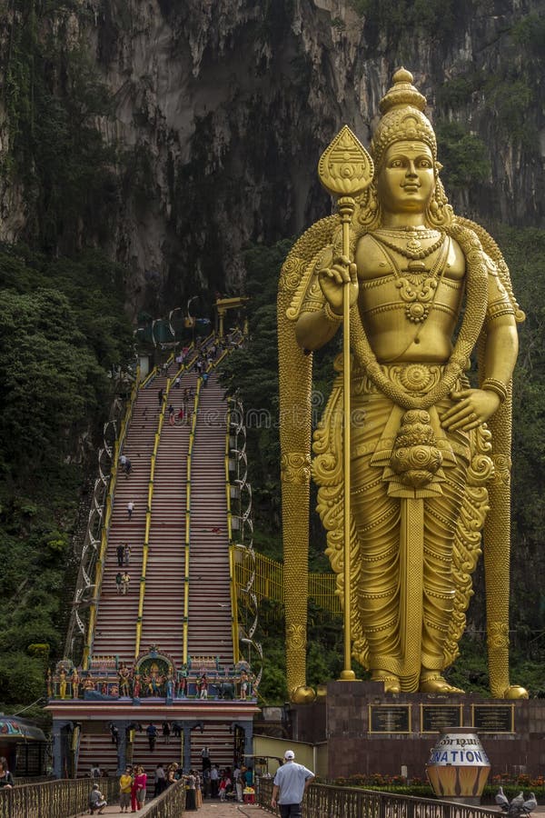 La statua di Lord Murugan, fuori del Batu scava, Kuala Lumpur immagini stock libere da diritti La statua di Lord Murugan, fuori del Batu scava, Kuala Lumpur immagini stock libere da diritti
