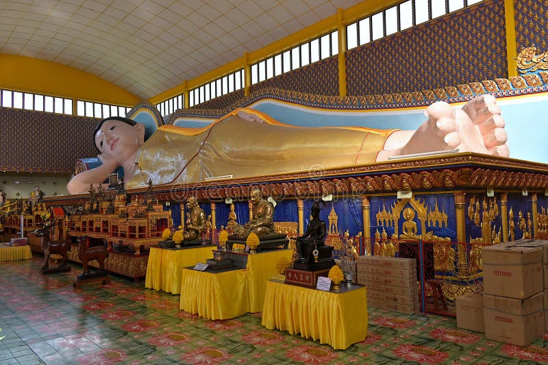 La statua di phra chaiya mongkol a wat chayamangkalaram penang, 33 metri di lunghezza, è uno dei più grandi buddisti ribelli al mo immagine stock libera da diritti