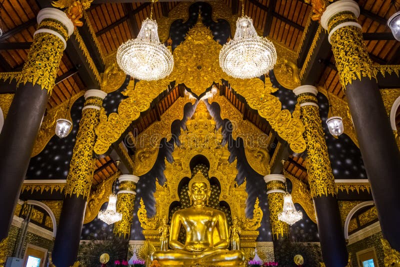 La statua dorata di Buddha in chiesa di Wat Phra That Doi Phra Chan, tempio in Lampang Tailandia fotografia stock libera da diritti La statua dorata di Buddha in chiesa di Wat Phra That Doi Phra Chan, tempio in Lampang Tailandia fotografia stock libera da diritti
