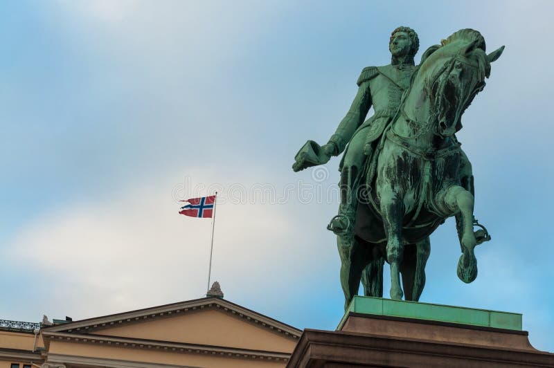 La statua equestre di re Karl XIV, Oslo, Norvegia immagine stock libera da diritti La statua equestre di re Karl XIV, Oslo, Norvegia immagine stock libera da diritti