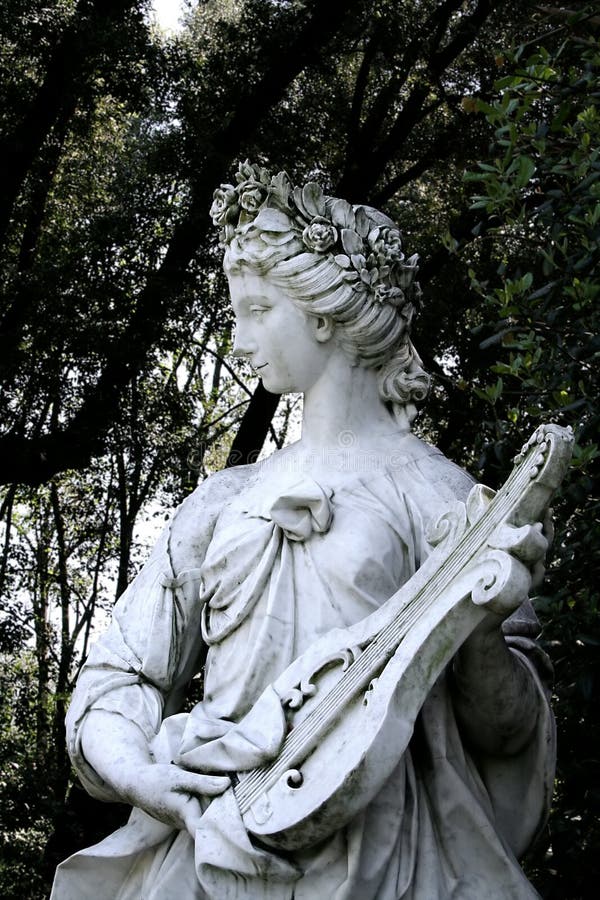 La statue de la nymphe image stock. Image du statue, tête 995759