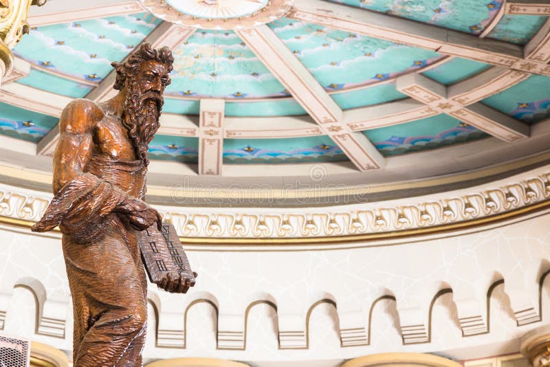 La statue de Moïse à l'intérieur de l'église de Matriz, Igreja font Santissimo Sacr image stock La statue de Moïse à l'intérieur de l'église de Matriz, Igreja font Santissimo Sacr image stock