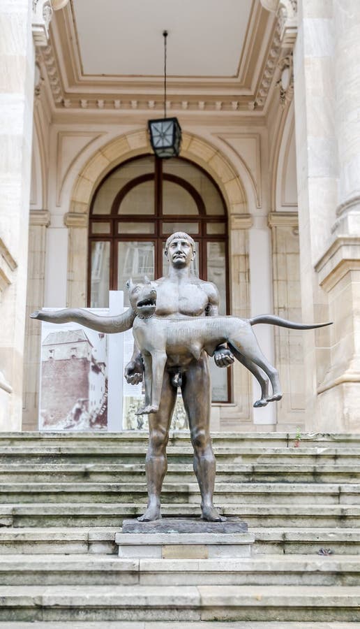 La statue de Trajan avec le loup Le musée national d'histoire de bâtiment image libre de droits La statue de Trajan avec le loup Le musée national d'histoire de bâtiment image libre de droits