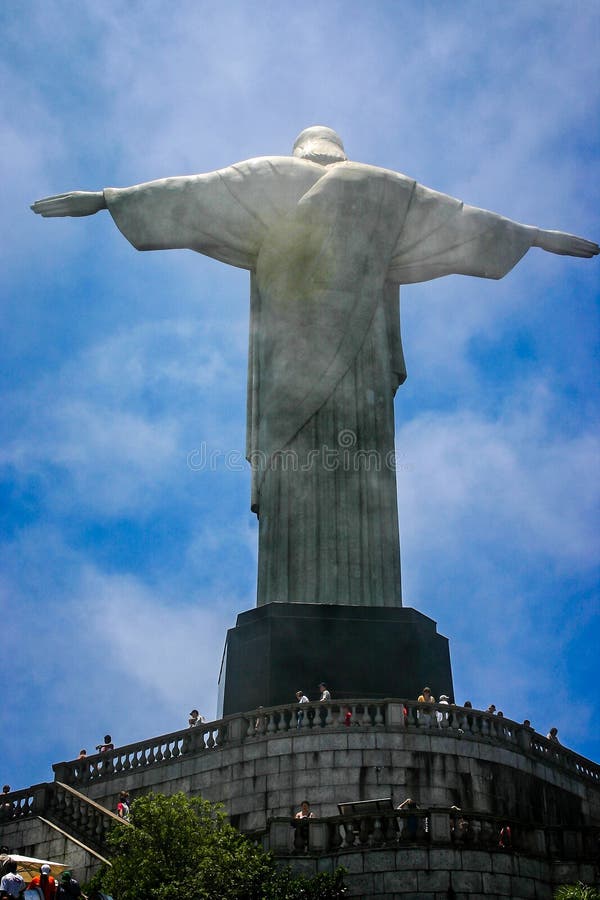 La statue du Christ le rédempteur, montagne de Corcovado, Rio de Janeiro, Brésil a photographié par derrière photos stock La statue du Christ le rédempteur, montagne de Corcovado, Rio de Janeiro, Brésil a photographié par derrière photos stock