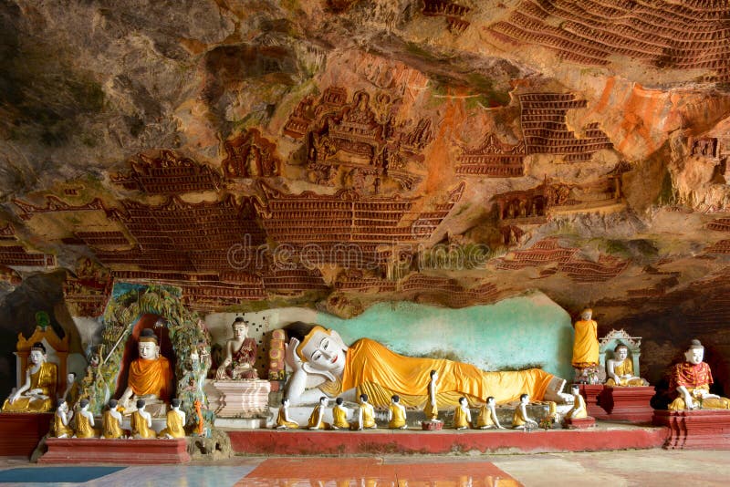 La statue étendue de Bouddha à l'intérieur de Kawgun foudroient dans Hpa-An, Myanmar images stock La statue étendue de Bouddha à l'intérieur de Kawgun foudroient dans Hpa-An, Myanmar images stock