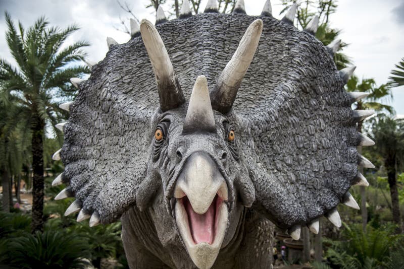 La statue étonnante de dinosaure dans le jardin Thaïlande de Nongnuch photos libres de droits La statue étonnante de dinosaure dans le jardin Thaïlande de Nongnuch photos libres de droits