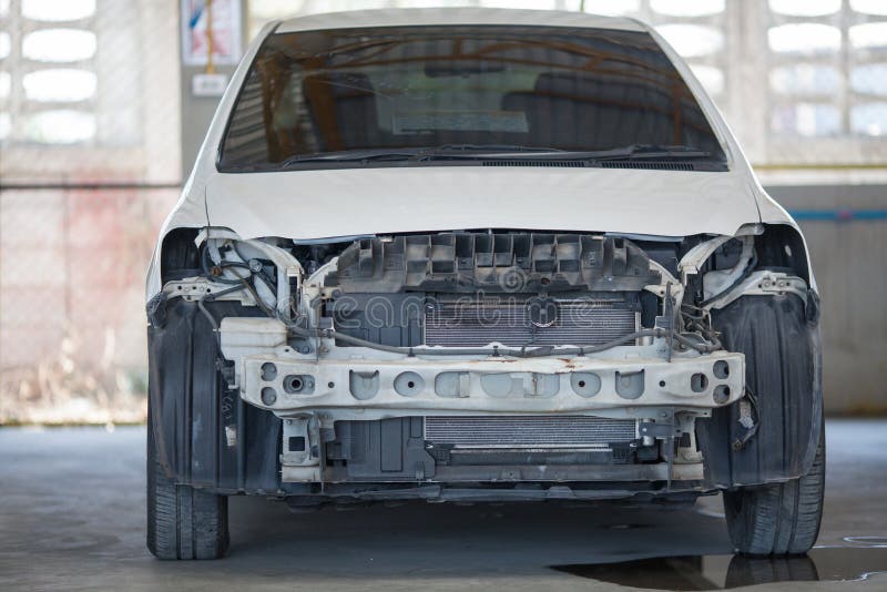 La stazione della riparazione dell'automobile in garage ha preparato per la riparazione immagine stock libera da diritti La stazione della riparazione dell'automobile in garage ha preparato per la riparazione immagine stock libera da diritti
