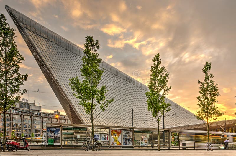 La stazione ferroviaria centrale di Rotterdam, facciata orientale con il tram si ferma fotografie stock La stazione ferroviaria centrale di Rotterdam, facciata orientale con il tram si ferma fotografie stock