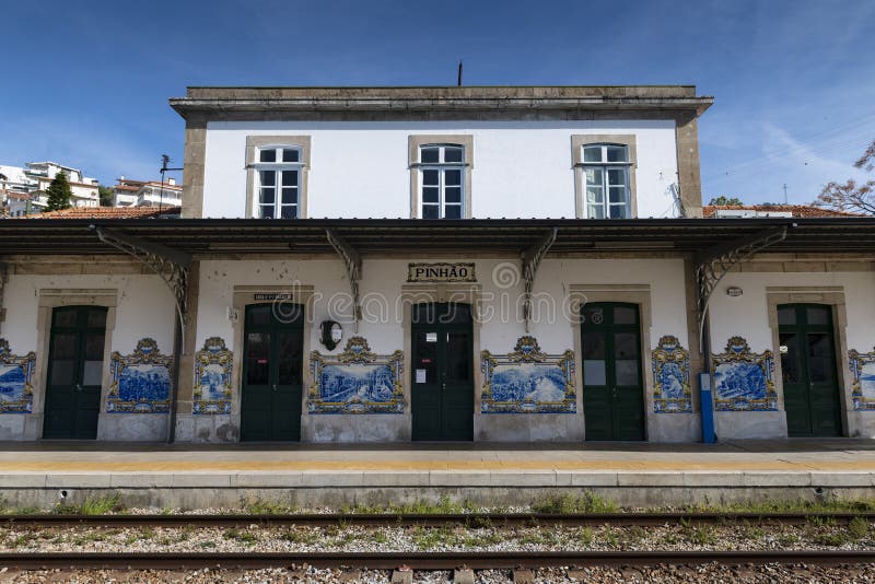 La stazione ferroviaria di Pinhao nel villaggio di Pinhao alla valle del Duero, Portogallo immagine stock libera da diritti La stazione ferroviaria di Pinhao nel villaggio di Pinhao alla valle del Duero, Portogallo immagine stock libera da diritti