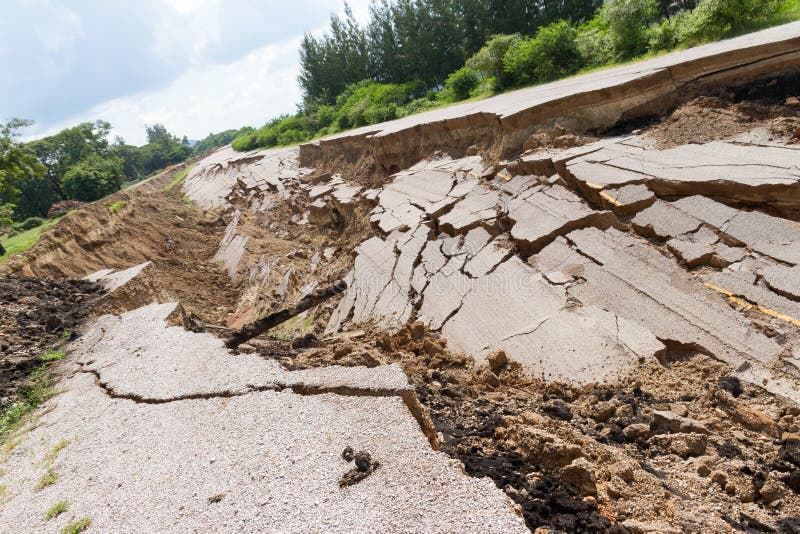 La strada asfaltata è sprofondato e caduto, dallo sprofondare al suolo fotografia stock libera da diritti La strada asfaltata è sprofondato e caduto, dallo sprofondare al suolo fotografia stock libera da diritti