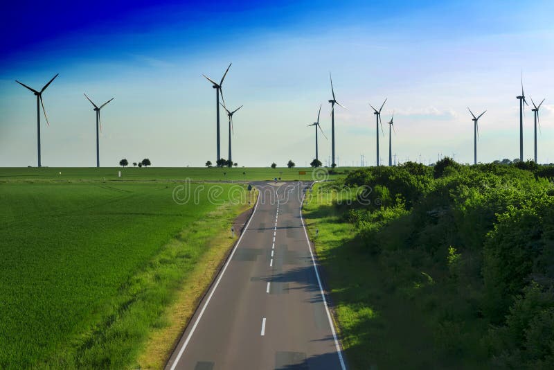 la strada conduce ai generatori eolici producendo l'energia alternativa fotografia stock libera da diritti la strada conduce ai generatori eolici producendo l'energia alternativa fotografia stock libera da diritti