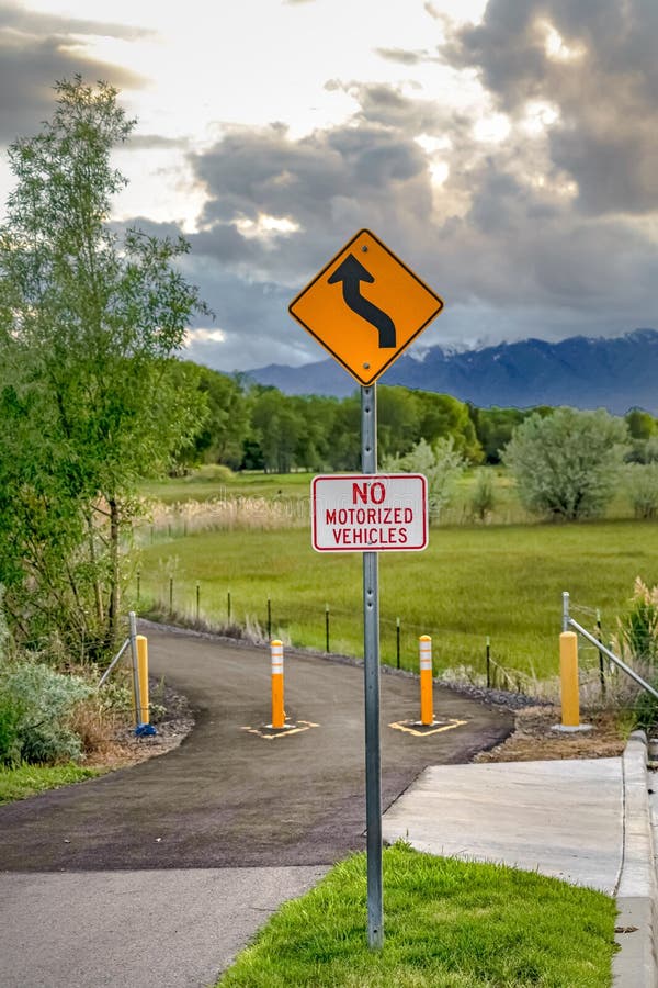 La strada di bobina avanti e nessun veicolo motorizzato firmano contro il fondo della natura fotografie stock La strada di bobina avanti e nessun veicolo motorizzato firmano contro il fondo della natura fotografie stock