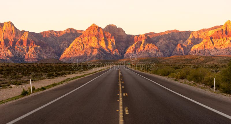 La strada principale a due corsie conduce al canyon rosso Las Vegas U.S.A. della roccia fotografie stock libere da diritti La strada principale a due corsie conduce al canyon rosso Las Vegas U.S.A. della roccia fotografie stock libere da diritti