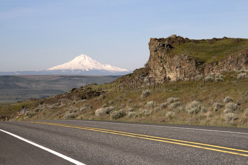 La strada principale a due corsie rivela il Mt Hood Cascade Range Landscape immagine stock La strada principale a due corsie rivela il Mt Hood Cascade Range Landscape immagine stock