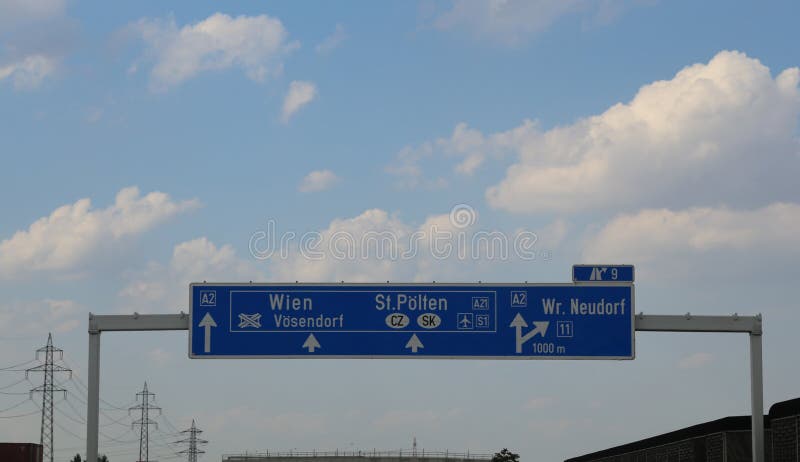 La strada principale firma dentro l'Austria con le direzioni per andare nella città Vie fotografia stock libera da diritti La strada principale firma dentro l'Austria con le direzioni per andare nella città Vie fotografia stock libera da diritti