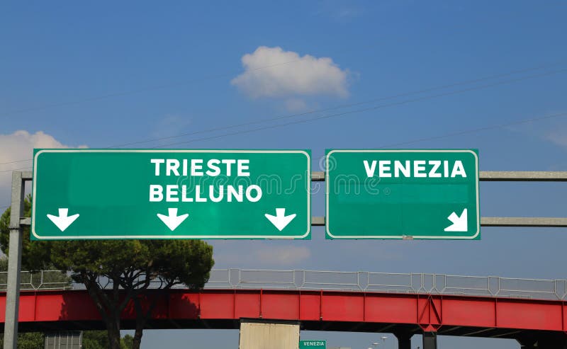 La strada principale verde firma dentro l'Italia che indica la strada alle città fotografia stock La strada principale verde firma dentro l'Italia che indica la strada alle città fotografia stock
