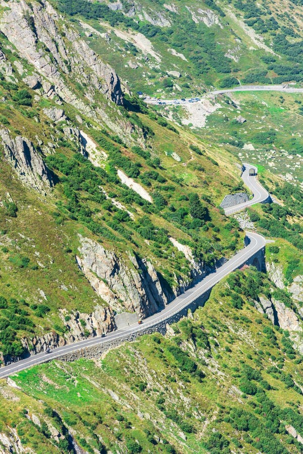 La strada restituisce le montagne fotografia stock La strada restituisce le montagne fotografia stock