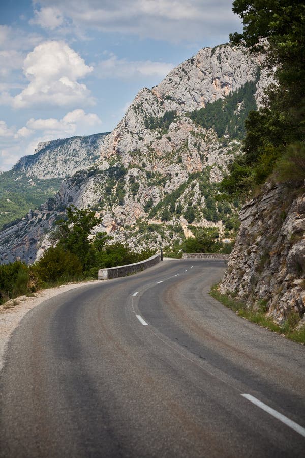 La strada restituisce le montagne fotografia stock libera da diritti La strada restituisce le montagne fotografia stock libera da diritti