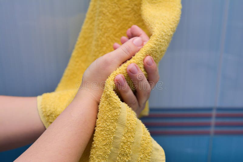 La strofinata passa un asciugamano giallo fotografia stock libera da diritti La strofinata passa un asciugamano giallo fotografia stock libera da diritti