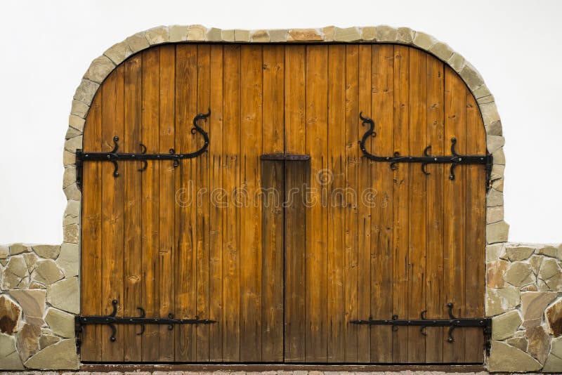 La struttura dei portoni di legno con i dettagli forgiati I portoni sono d immagine stock La struttura dei portoni di legno con i dettagli forgiati I portoni sono d immagine stock