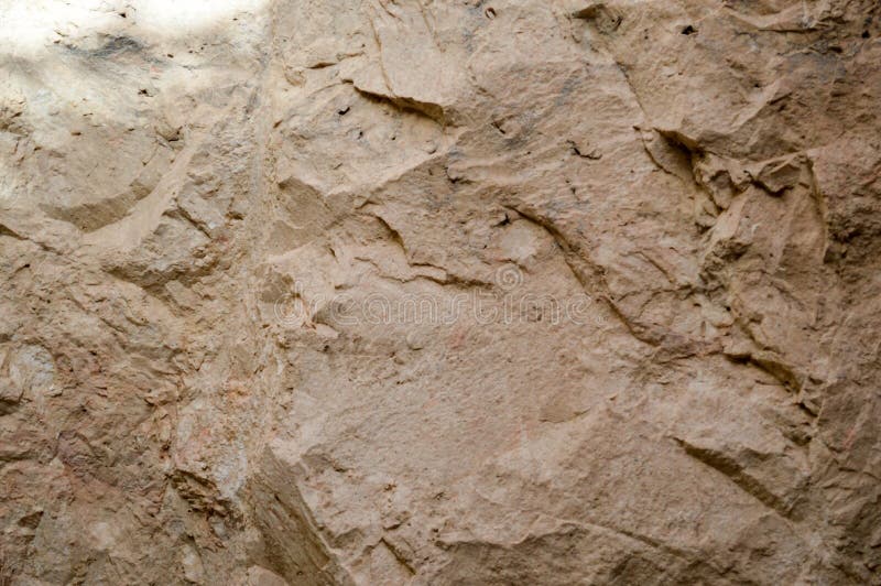 la struttura della parete è fatta di roccia friabile sabbiosa gialla di roccia con i cocci e gli strati I cenni storici fotografia stock la struttura della parete è fatta di roccia friabile sabbiosa gialla di roccia con i cocci e gli strati I cenni storici fotografia stock