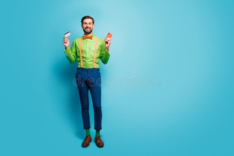 La sua bella persona allegra che usa il dispositivo digitale il pagamento rapido è isolato su una superficie luminosa fotografia stock libera da diritti